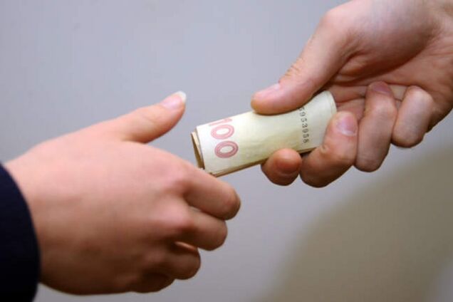 Дают по 500 грн: в Чернигове засекли на видео подкуп избирателей 