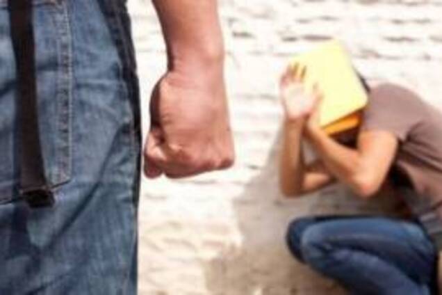 Схватил за волосы и ударил в висок: на Житомирщине учитель оскандалился, избив ребенка