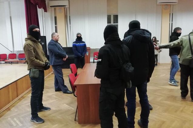 Піднімав прапор РФ і кликав Путіна: в Дніпрі жорстко покарали фаната 'руського міра' у виборчкомі