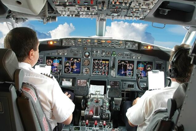 Пилот пассажирского самолета уснул во время полета: видео