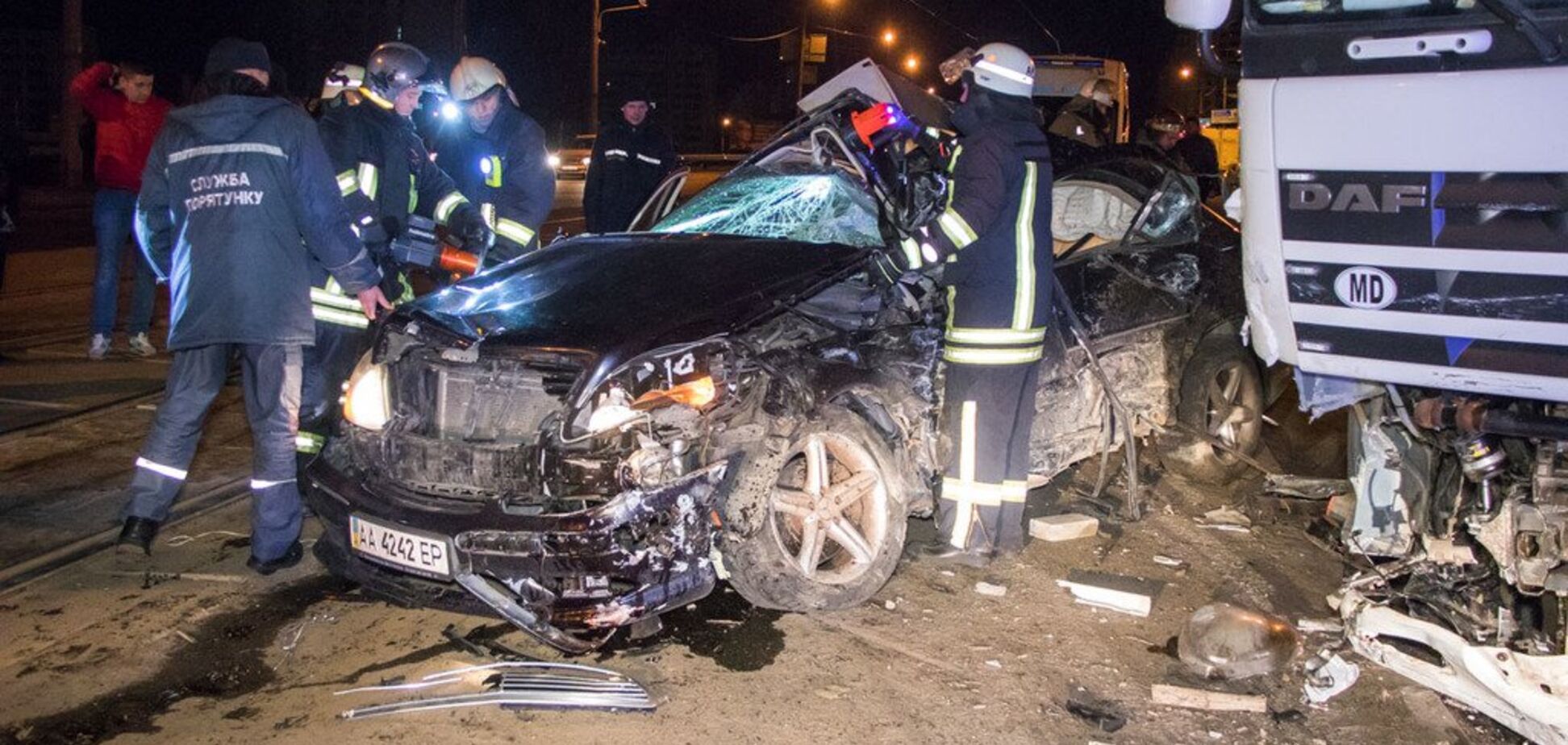 У Києві легкове авто потрапило під фуру: відео смертельної ДТП
