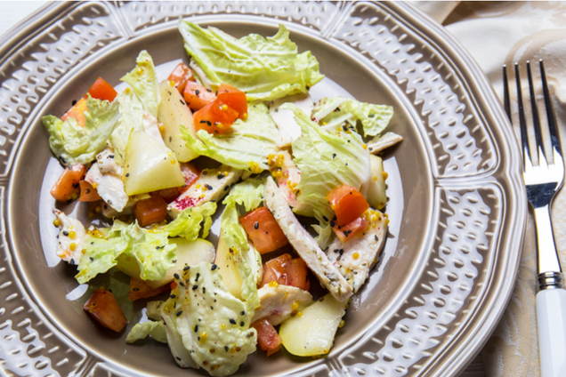 Как приготовить необычный салат с курицей: рецепт от известного кулинара