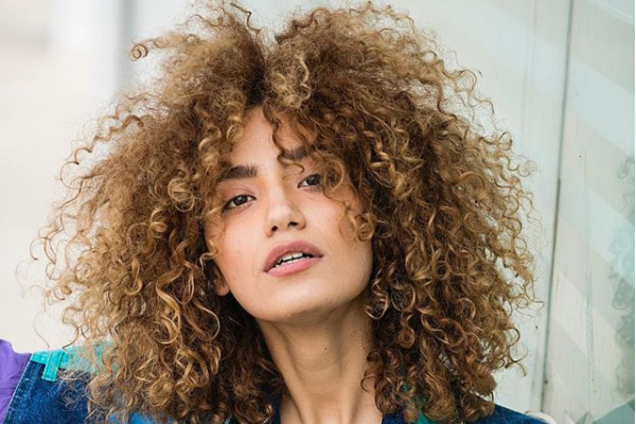 'Это ради мамы': азербайджанская модель продала девственность за 2,4 млн евро