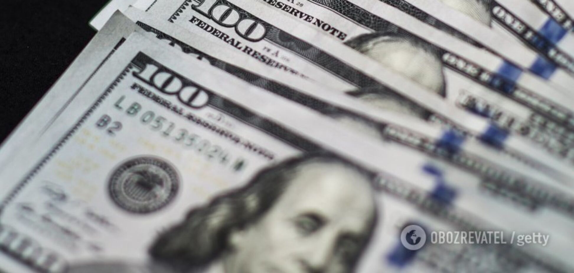 Доллар колеблется: сколько стоит валюта в Украине