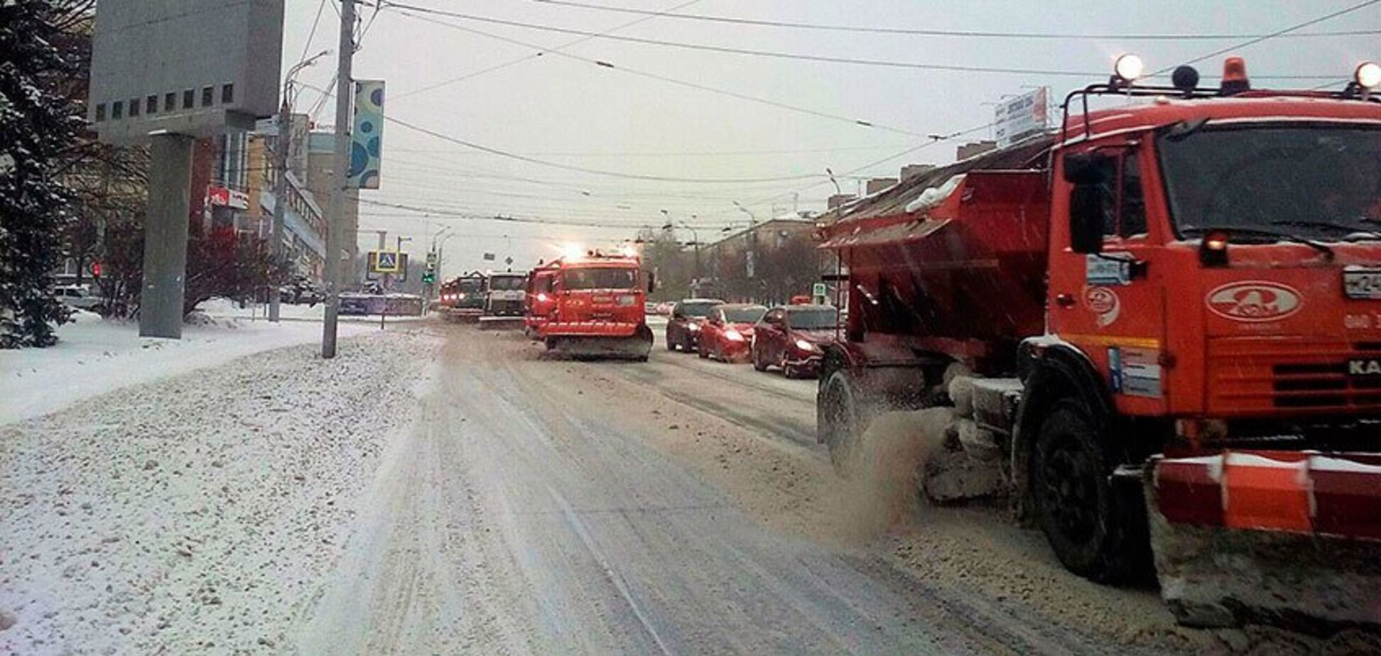 Вызывают онкологию и ожоги: дороги в Украине посыпают опасными веществами