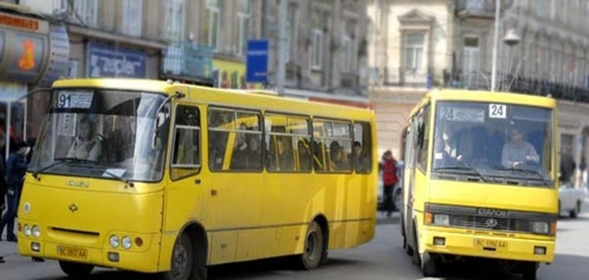 Ковер –  вместо двери: нелепая маршрутка рассмешила украинцев