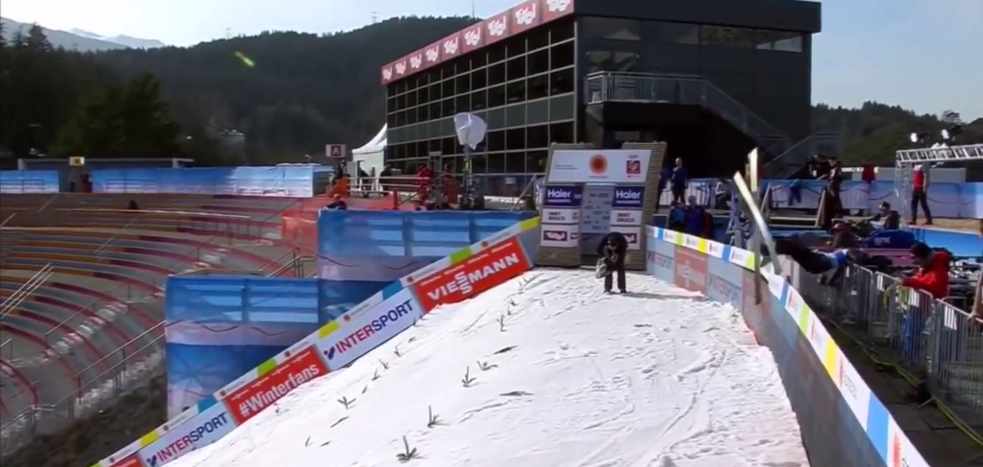 Стрибун з трампліна не зміг зупиниться і моторошно влетів у відбійник: відео не для людей зі слабкими нервами