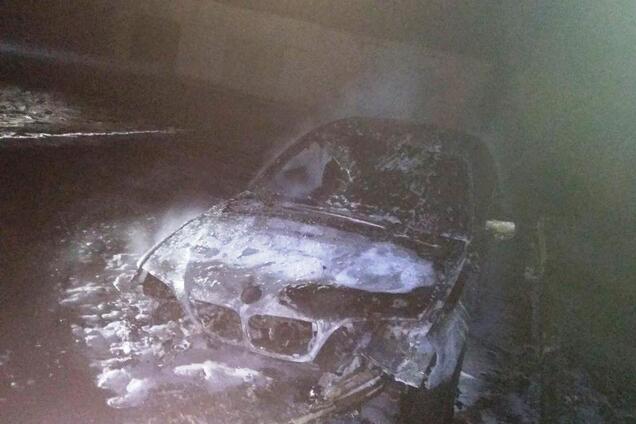 В Запорожской области ночью во дворе жилого дома сгорел автомобиль