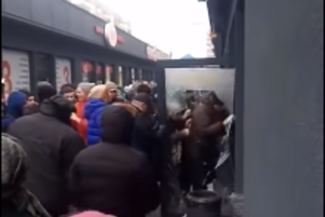 Вибили двері і розбили скло: у Дніпрі влаштували жорсткий штурм секонд-хенду. Відеофакт