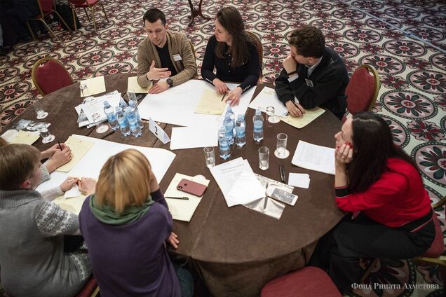 Ответить на новый вызов: Фонд Ахметова организовал экспериментальную встречу в Киеве