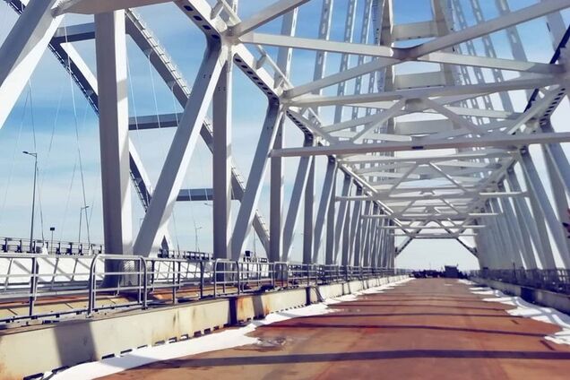 'Іржаве залізяччя': у мережі показали, що окупанти зробили з Кримським мостом