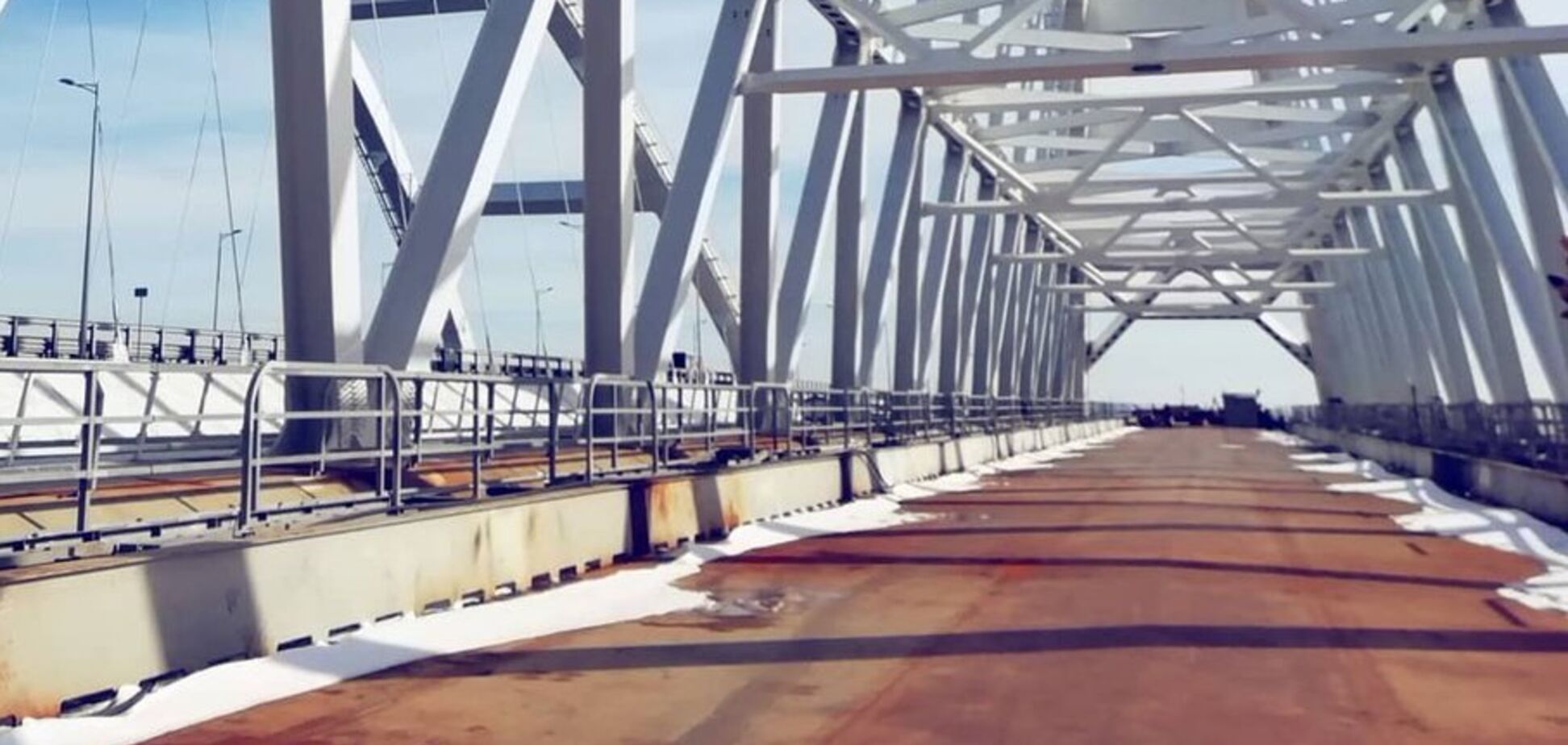 'Іржаве залізяччя': у мережі показали, що окупанти зробили з Кримським мостом