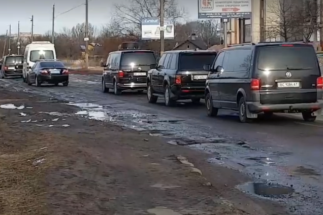 Кортеж Порошенко проскакал по ямам на Львовщине: появилось видео