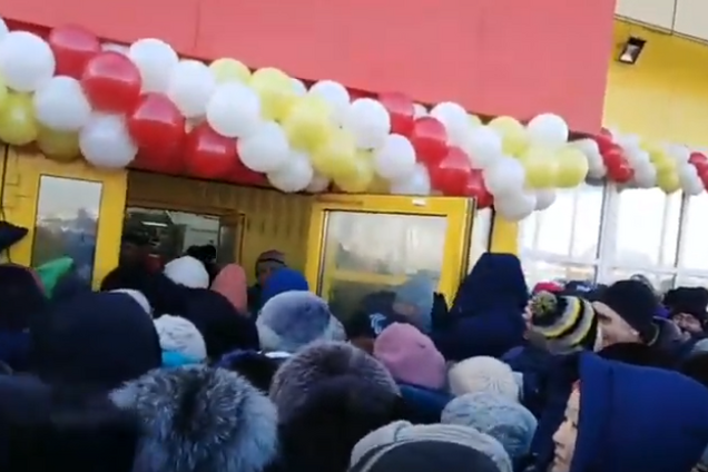 Давили детей: в России взяли штурмом магазин из-за 'халявы'. Видеофакт