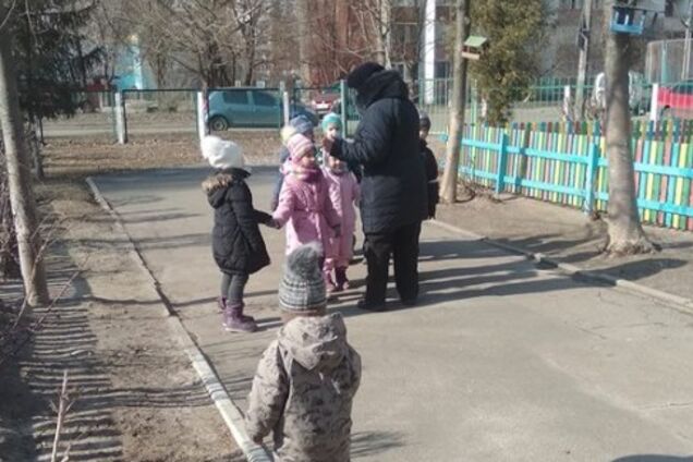 'Схватила за ухо и выволокла!' В Киеве вокруг детского садика разгорелся скандал