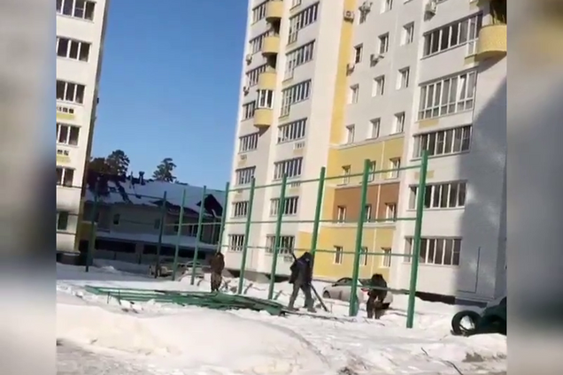 В Барнауле суд снес площадку из-за жалобы пенсионерки на стук мяча