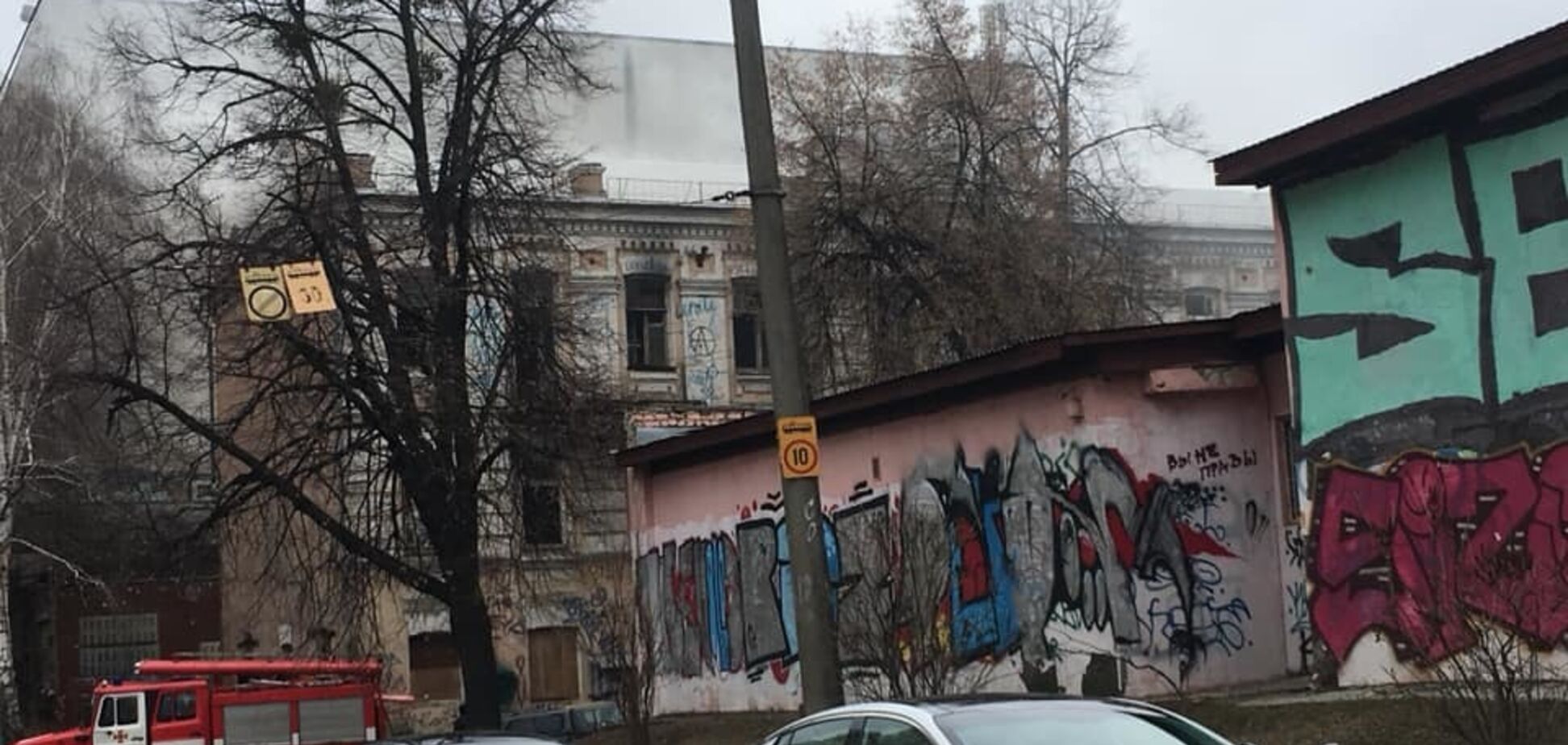 У Києві втретє за тиждень загорілася історична будівля: фото