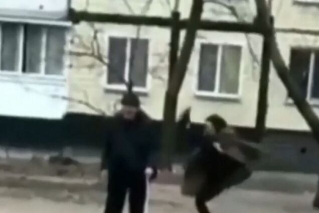 У Дніпрі школярки знущалися з пенсіонера: опубліковано відео
