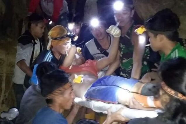 В Индонезии обвалилась золотая шахта: 60 людей похоронило заживо. Первые фото и видео 