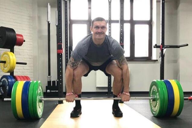 Усик показал нового тренера