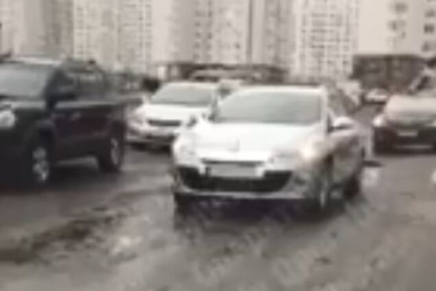 ''Шоу 'Интуиция!'' В Киеве авто ''тонут'' из-за ям на дороге. Видео