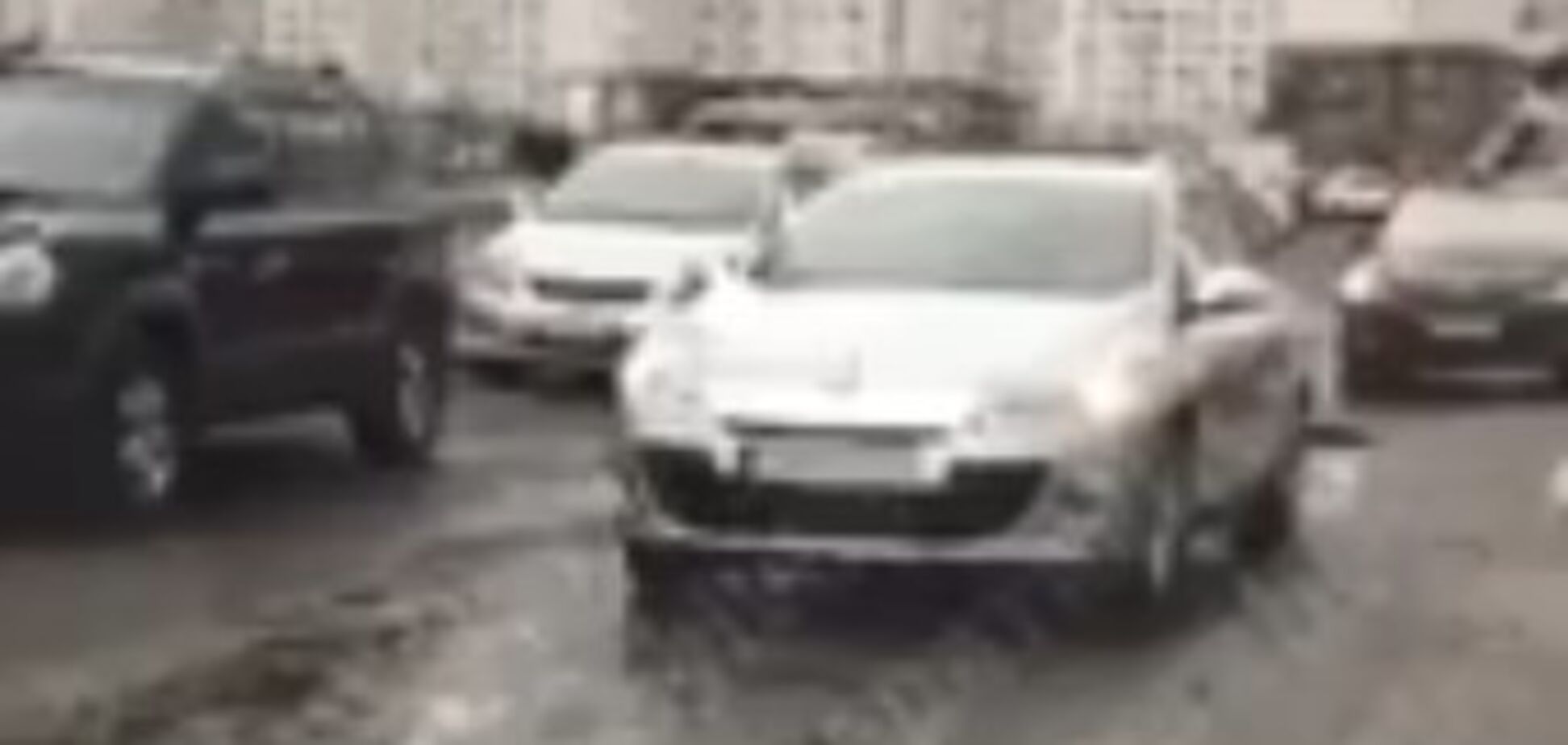 ''Шоу ''Інтуїція!'' У Києві авто ''тонуть'' через ями на дорозі. Відео
