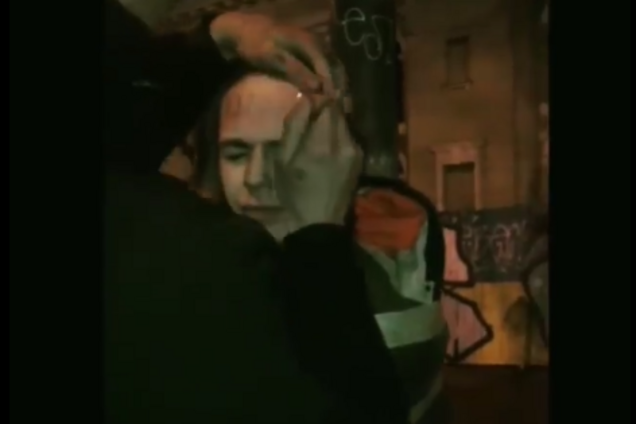 В Киеве привязали к столбу и жестко проучили наркоторговца: видео