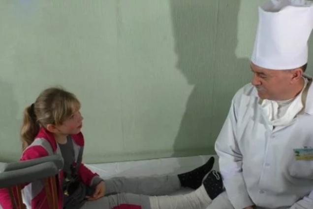 Нога зламана: на Херсонщині жорстоко побили школярку