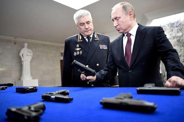 'Вогонь!' Путіна зняли з пістолетом у руках: відеофакт