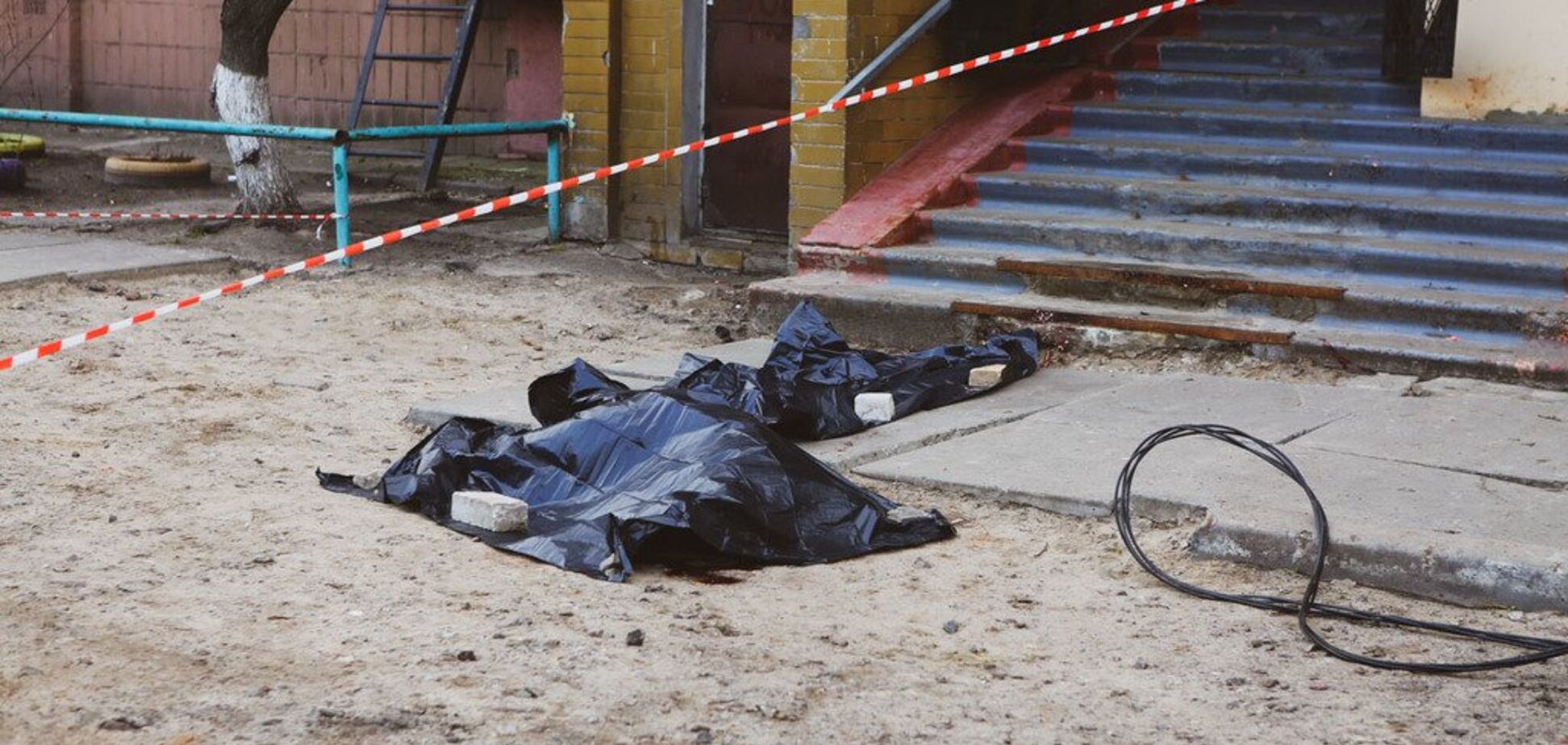 В Киеве из окна многоэтажки выпал нацгвардеец: фото с места трагедии