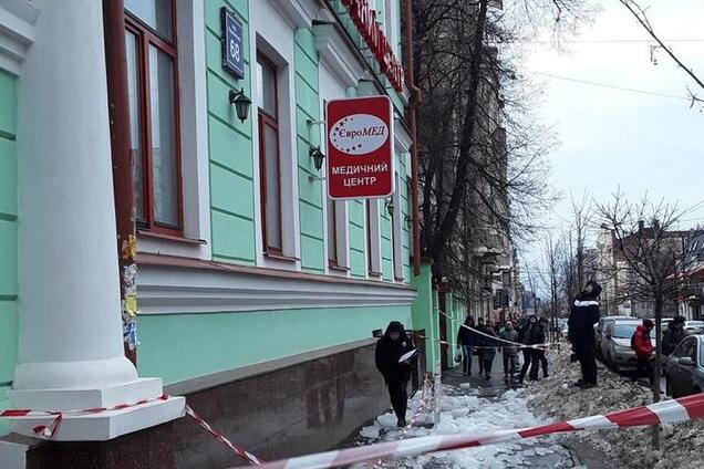 В Харькове ледяная глыба рухнула на людей: подробности ЧП