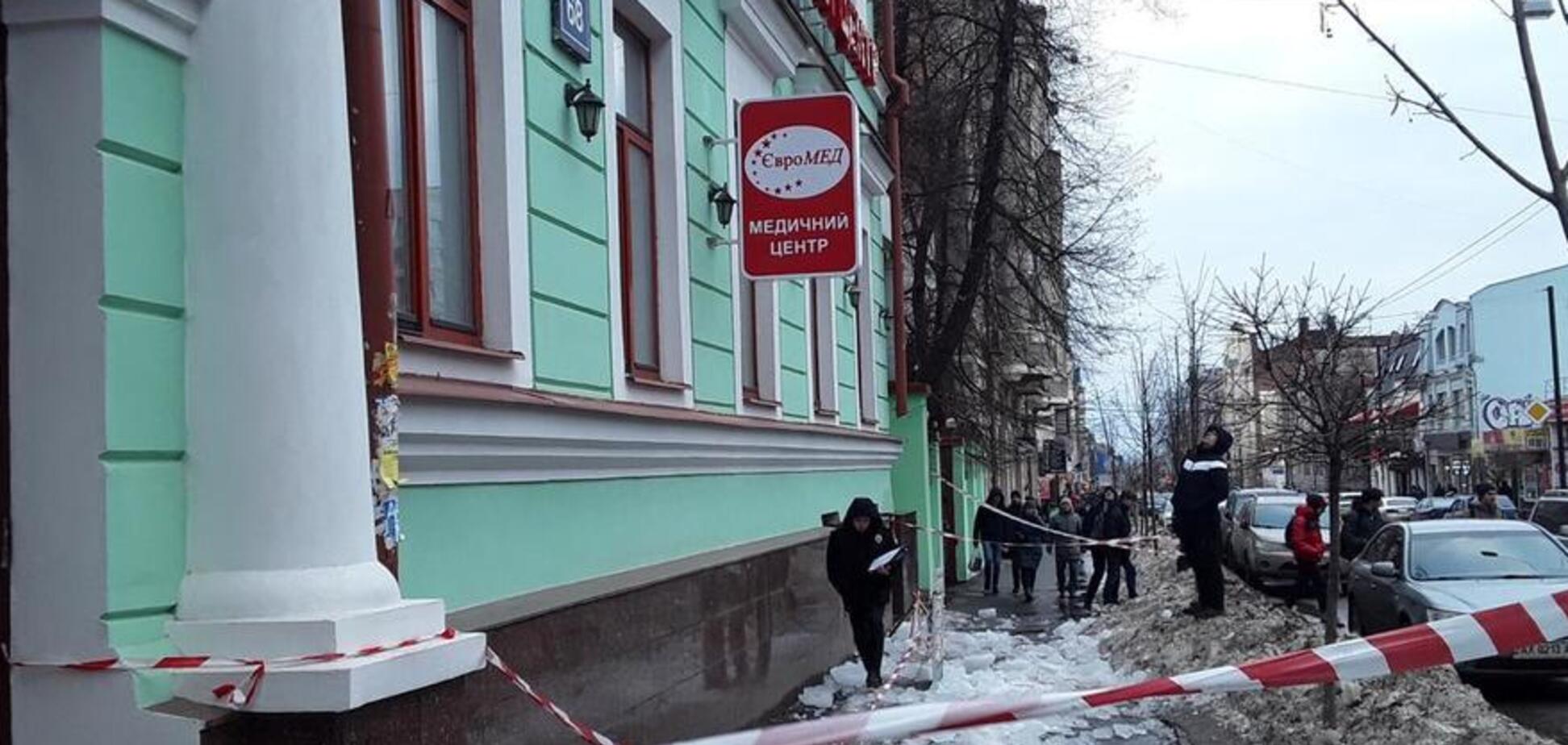 В Харькове ледяная глыба рухнула на людей: подробности ЧП