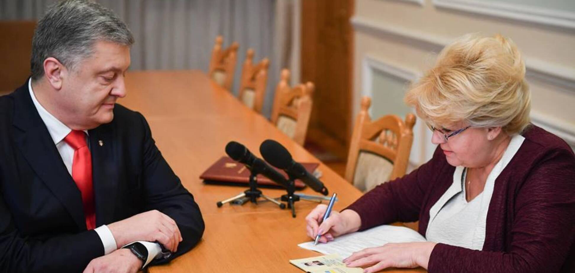 Вибори президента України: Порошенко подав документи в ЦВК