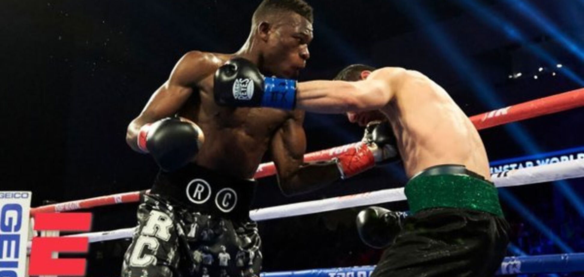 Новый чемпион мира! Русского боксера забили в США, лишив боя с Ломаченко — видео нокаута