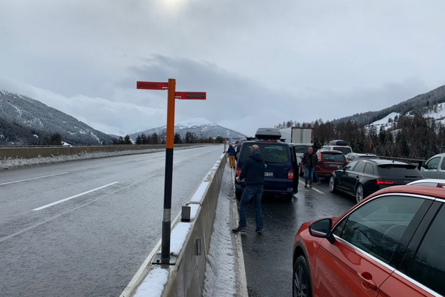 Пробка в 12 км: в Италии тысячи машин остановил аномальный снег. Фото и видео стихии
