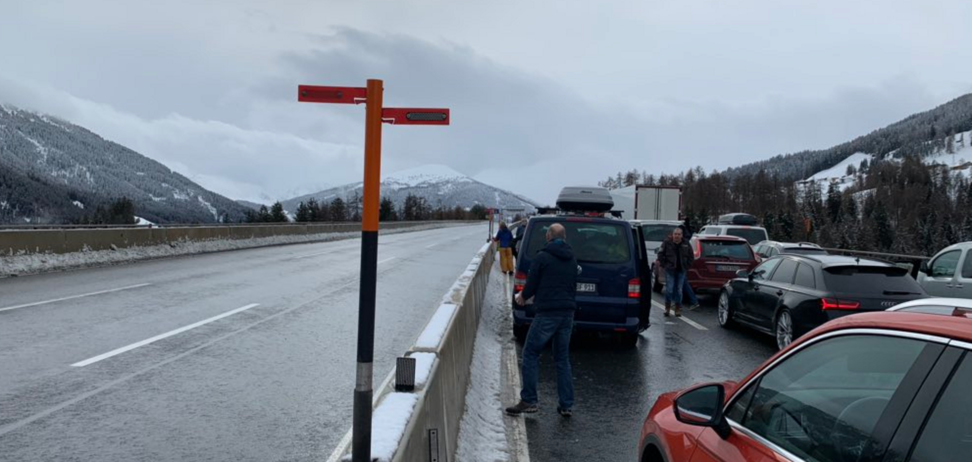 Пробка в 12 км: в Италии тысячи машин остановил аномальный снег. Фото и видео стихии