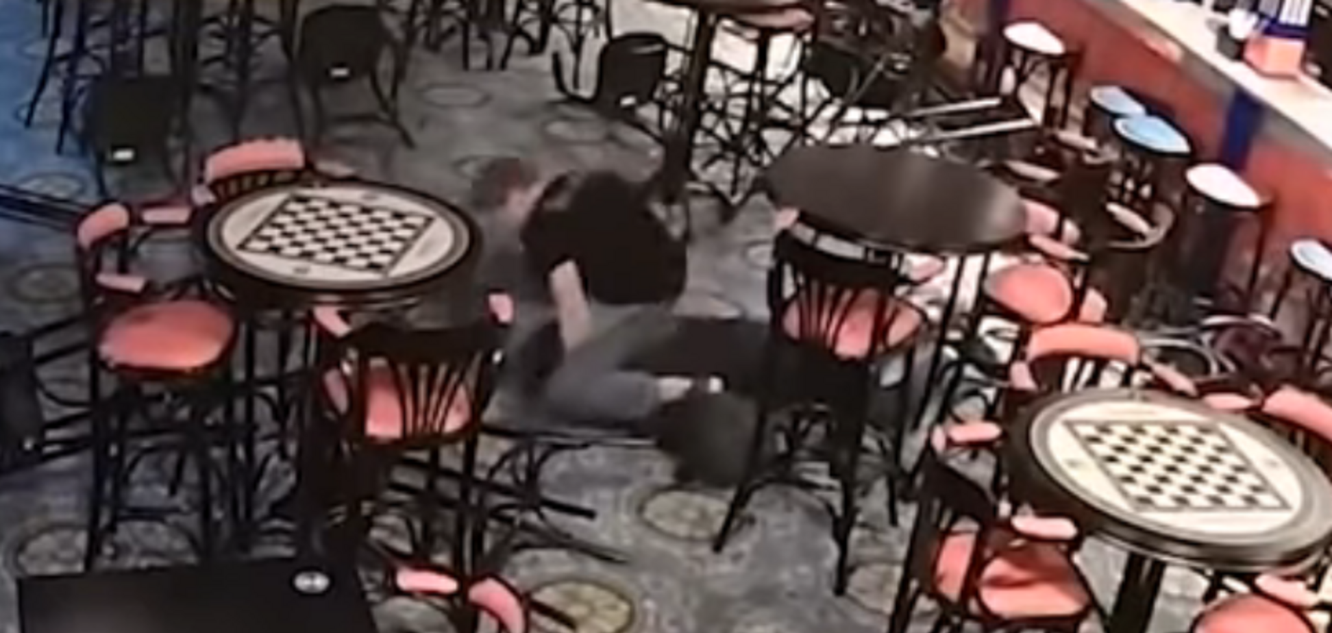 В Москве бармен забил до смерти клиента: жуткие кадры