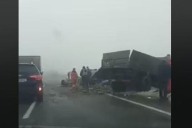 ''Вот ваши дороги, с*ки!'' Украинцев шокировало видео массовых аварий на ''убитой'' трассе