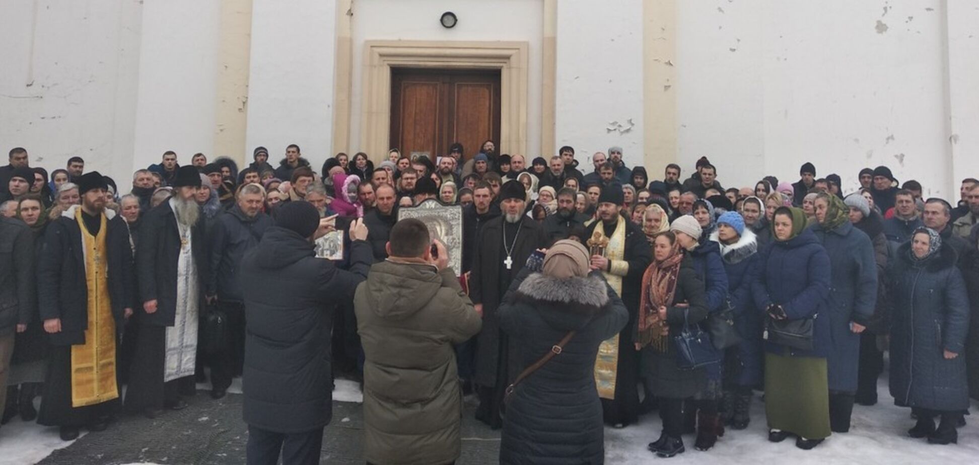 ''Убегал под гимн Украины!'' На Ивано-Франковщине приход со скандалом перешел в ПЦУ