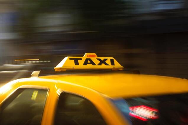 Санкції провалилися? У Києві засікли заборонене російське таксі