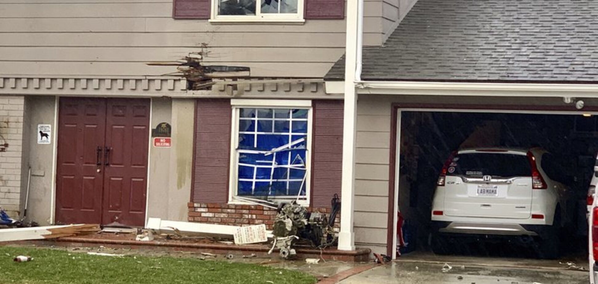 В США самолет рухнул на жилые дома: есть погибшие