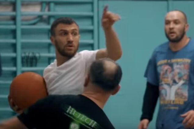 ''Я люблю эту игру'': Ломаченко показал эффектное видео, как играет в баскетбол
