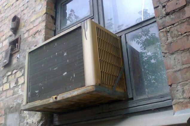 В Запорожье мужчина выпал с третьего этажа и висел на кондиционере под аплодисменты соседей