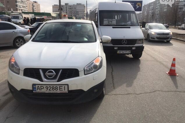 В Запорожье маршрутка въехала в кроссовер