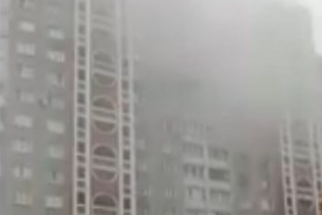 У Києві загорілася житлова багатоповерхівка: відео масштабної пожежі