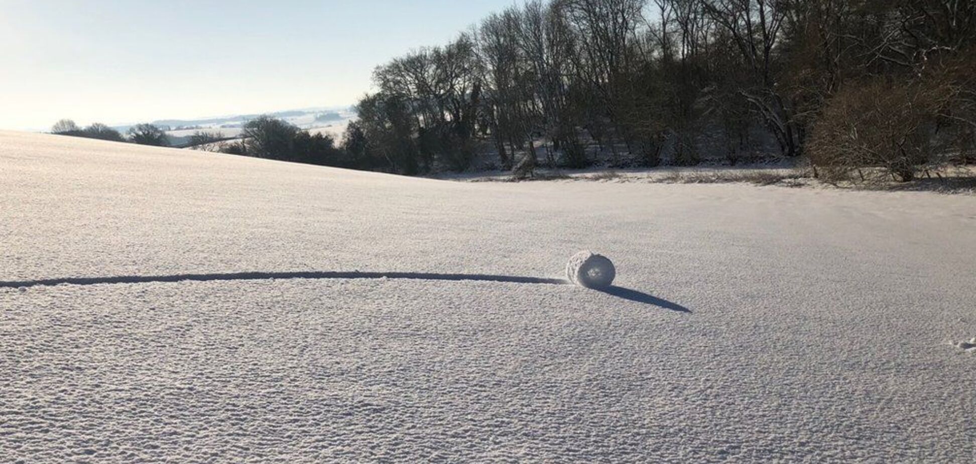 ''Не видел ничего подобного'': в Англии обнаружили таинственные шары из снега
