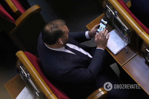 ''Він же кинув бухати!'' Добкіна засікли в Раді за дивним заняттям. Фотофакт