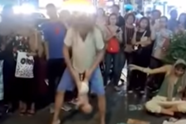 Бросались ребенком за деньги: россияне отличились дикостью в Малайзии