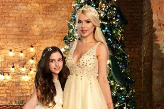 Закрыли в туалете и постригли: дочь звезды из РФ пострадала от буллинга