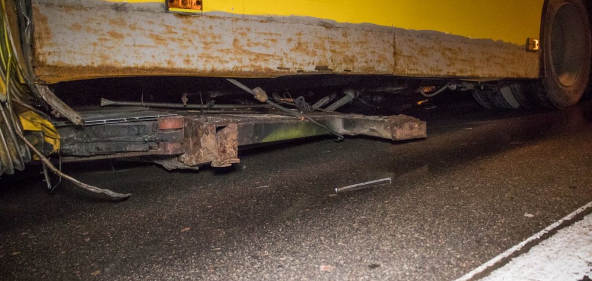 У Києві в автобуса на ходу відпало дно: відео з місця НП